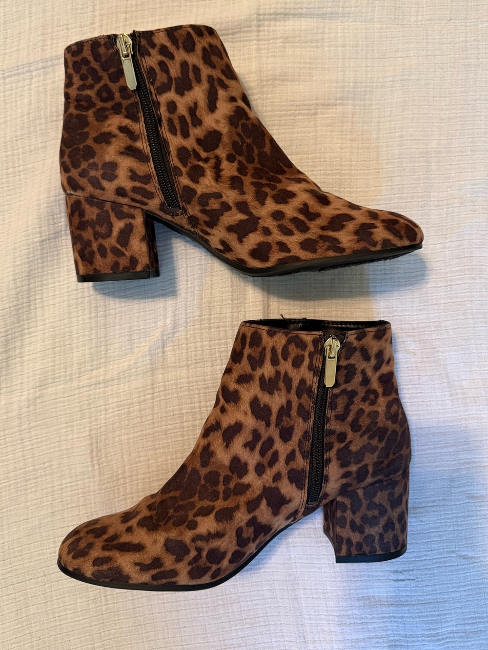 Libby Edelman leopard print ankle booties in excellent like-new condition! 🐆🤎
